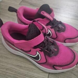 Nike Kids - Girls Black and Pink Sneakers